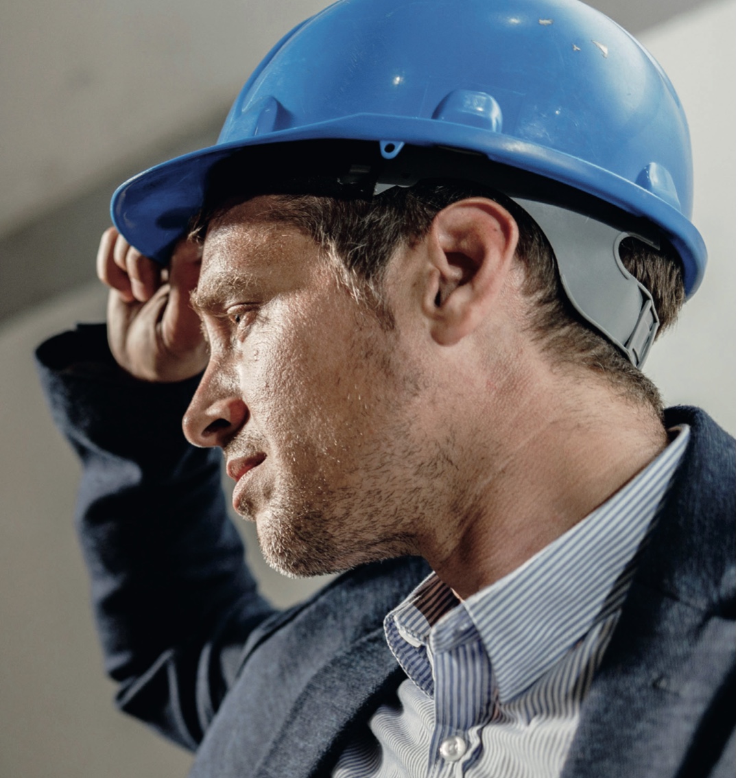 Bauleiter mit blauem Helm