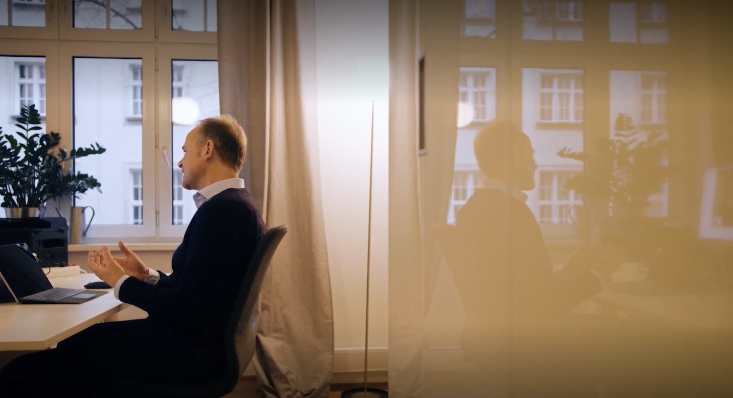 Martin Reinhardt am Schreibtisch