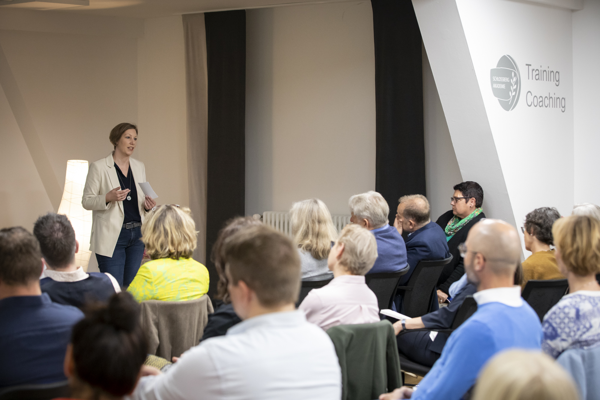 Jenny Hoch begrüßt dir Berater*innen beim Mitarbeitertreffen in der stg Akademie