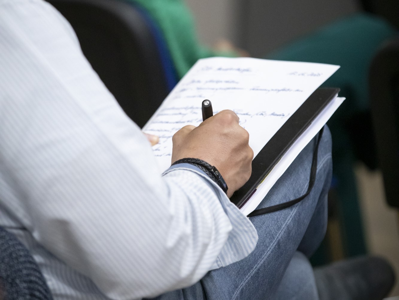 Teilnehmer des stg Berater*innen Treffens macht sich Notizen