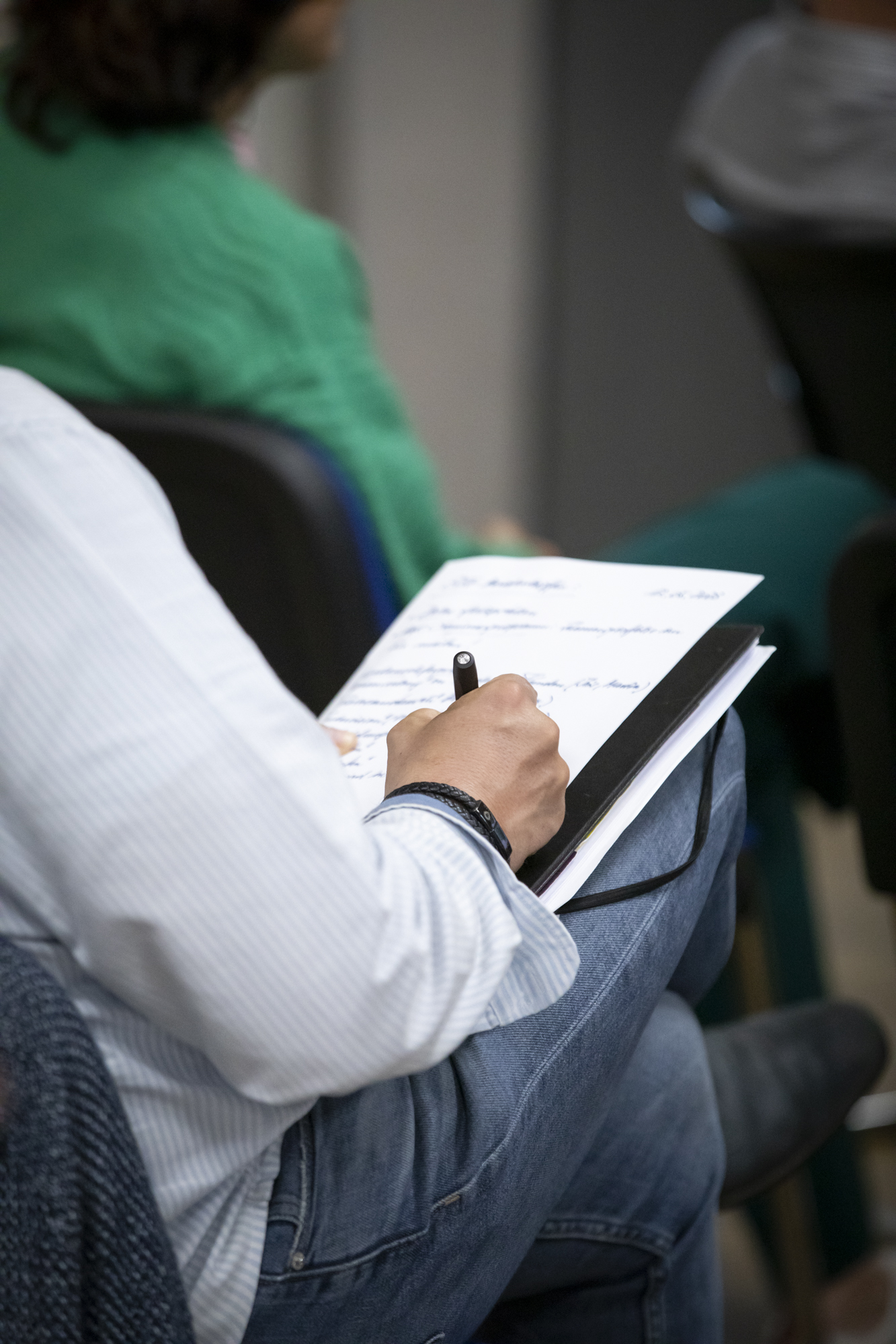 Teilnehmer des stg Berater*innen Treffens macht sich Notizen