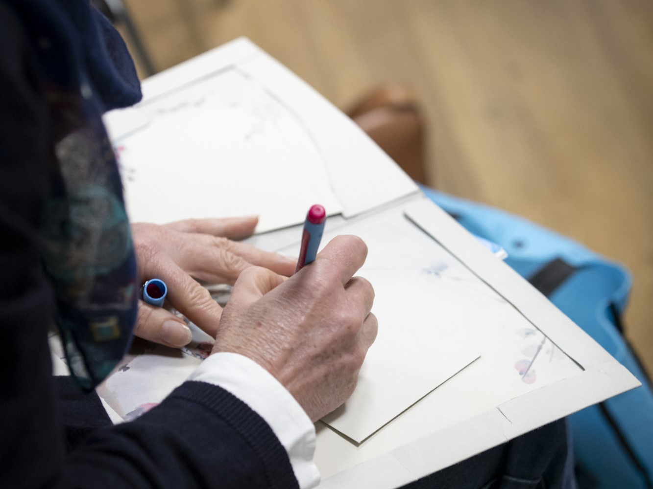 Erstellen von Präsentationskarten beim stg-Mitarbeitertreffen in der stg-Akademie.