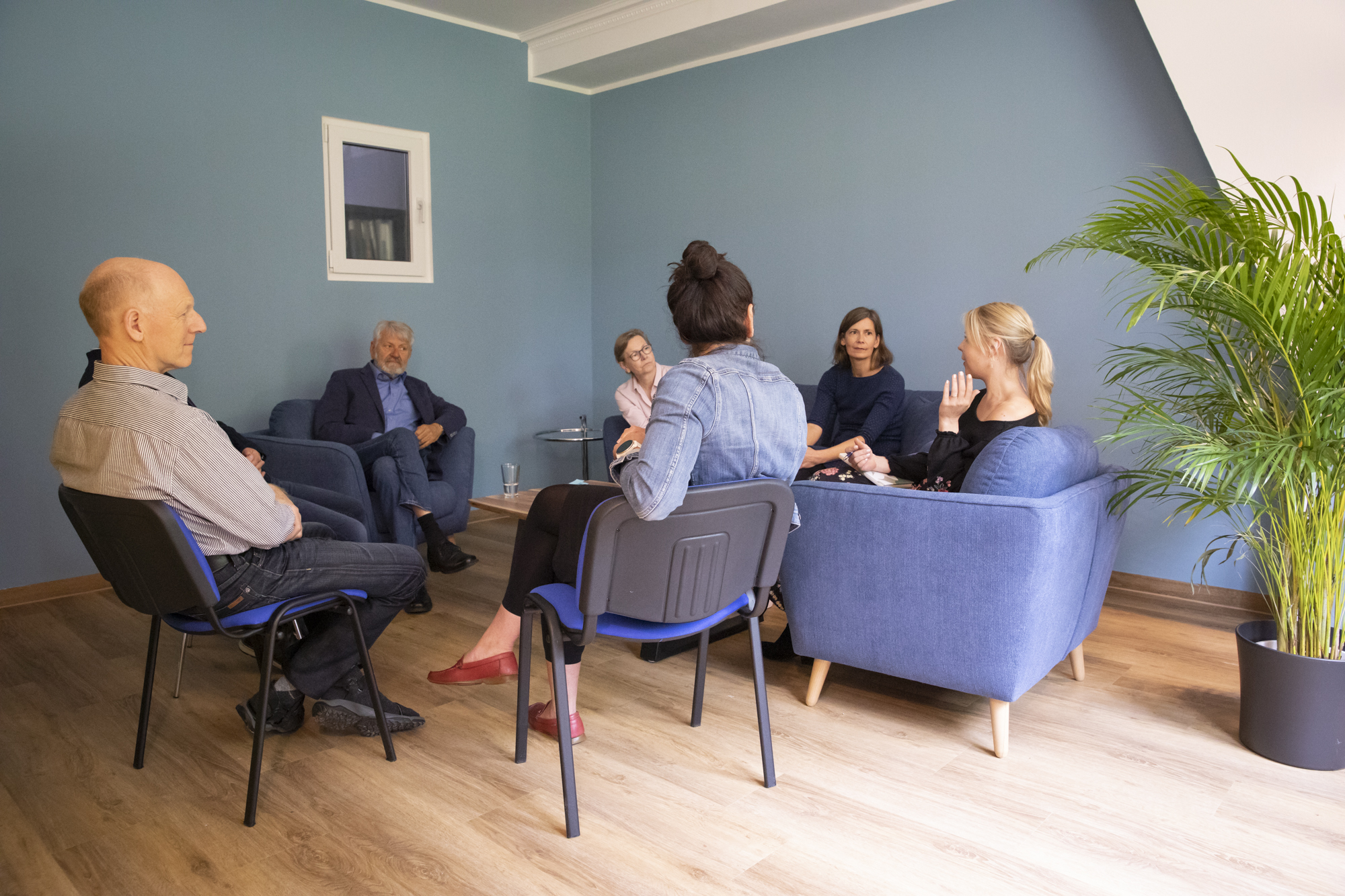 stg Berater*innen im lockeren Gespräch in der Sitzecke der stg Akademie