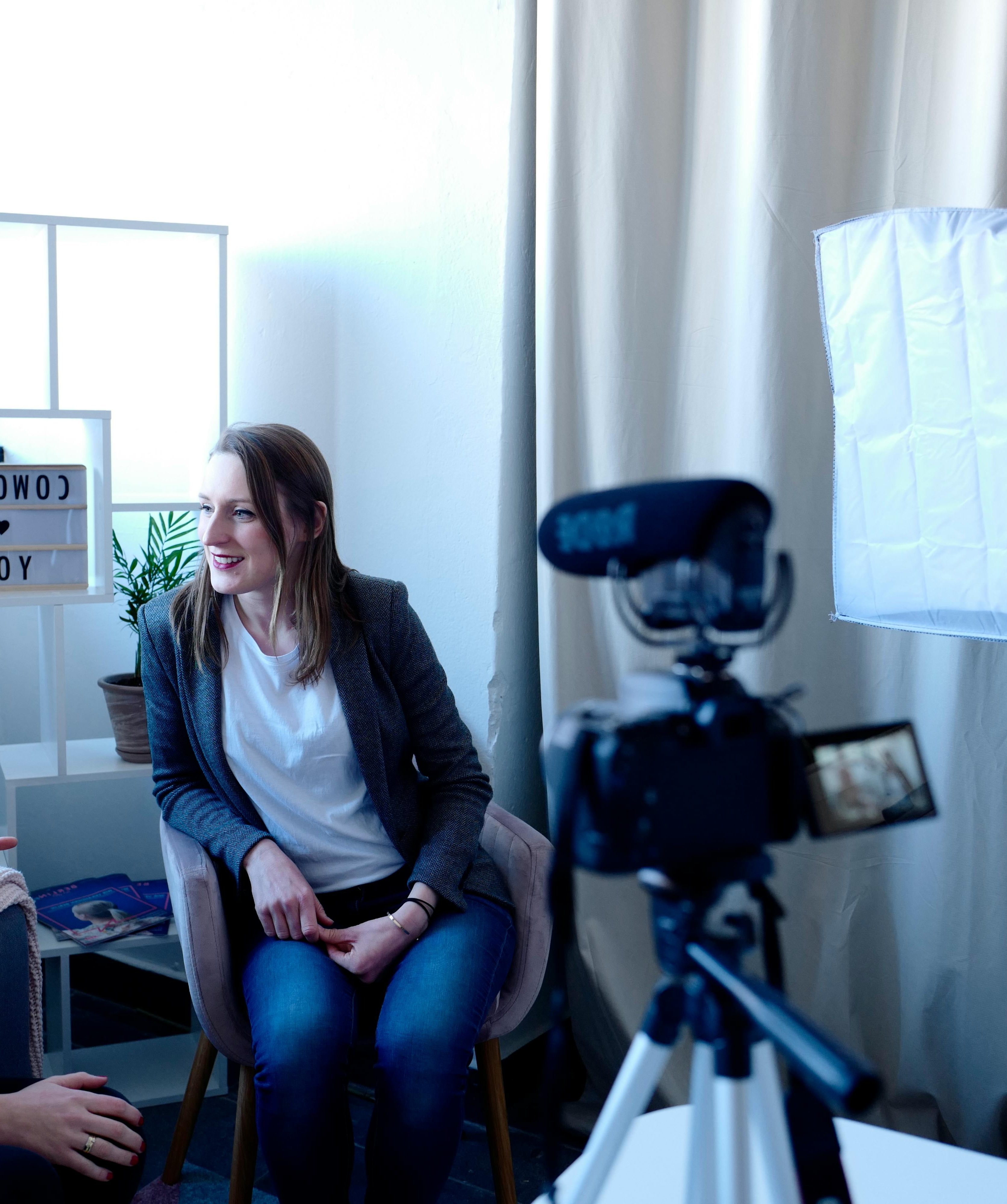 Kamera und eine Frau im Bewerbeungstraining