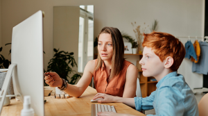 frau und kind laptop